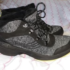 B zees women's size 6m boots with the fur